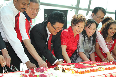 Dato’ Peter Ng with his wife, Datin Lily Ng, the leadership team and long serving staff members of UCSI University together cut a 2.5 meter long cake as a symbol of the University’s 25 years of success