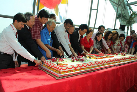 Dato’ Peter Ng with his wife, Datin Lily Ng, the leadership team and long serving staff members of UCSI University together cut a 2.5 meter long cake as a symbol of the University’s 25 years of success