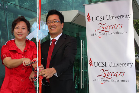 Dato’ Peter and Datin Lily release an 18-foot wide, bright red balloon, to symbolise UCSI University’s upward climb to its milestone anniversary as well as its plans to soar even higher in the future