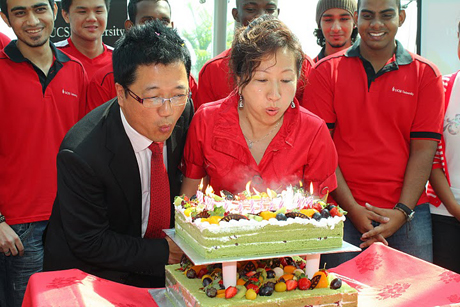 UCSI University Student Council President Balamurugan Radhakrishnan, Deputy President Joseph Chong and the members of the Council celebrate the occasion together with Dato' Peter and Datin Lily with a 'surprise' two-tier cake