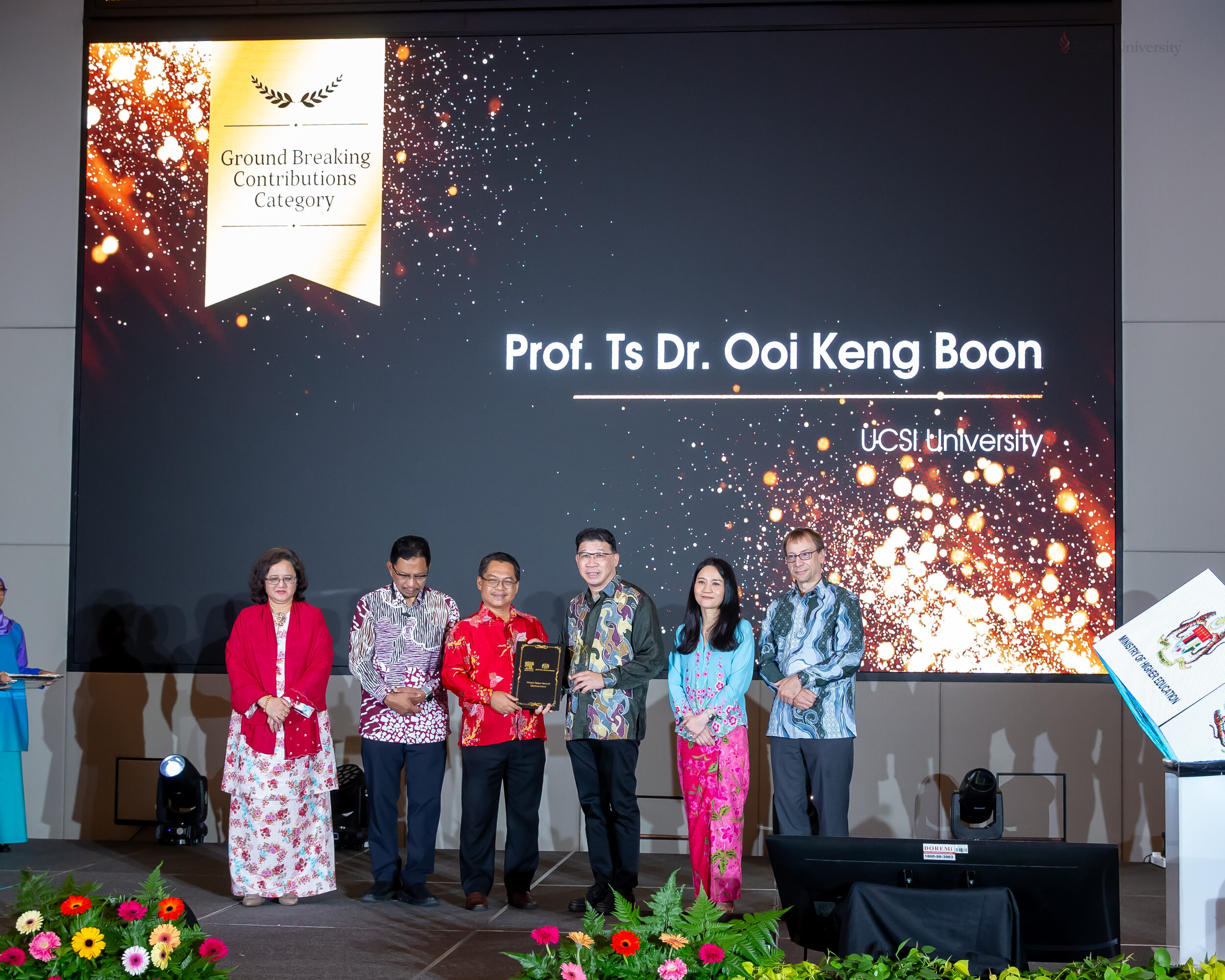 PROUD MOMENT: Distinguished Prof Ts Dr Ooi Keng Boon (fourth from left) receives his award from Deputy Higher Education Minister Datuk Mustapha Sakmud at the Higher Education Ministry - Elsevier awards ceremony. Also pictured here are (from left) Higher Education director-general Prof Dr Azlinda Azman, Ministry of Higher Education Malaysia secretary-general Prof Dato' Seri Dr Zaini Ujang, Elsevier regional vice-president (Solutions Sales, Asia Pacific) Jessica Low and Elsevier vice-president (Global Strategic Networks) Dr Anders Karlsson.
