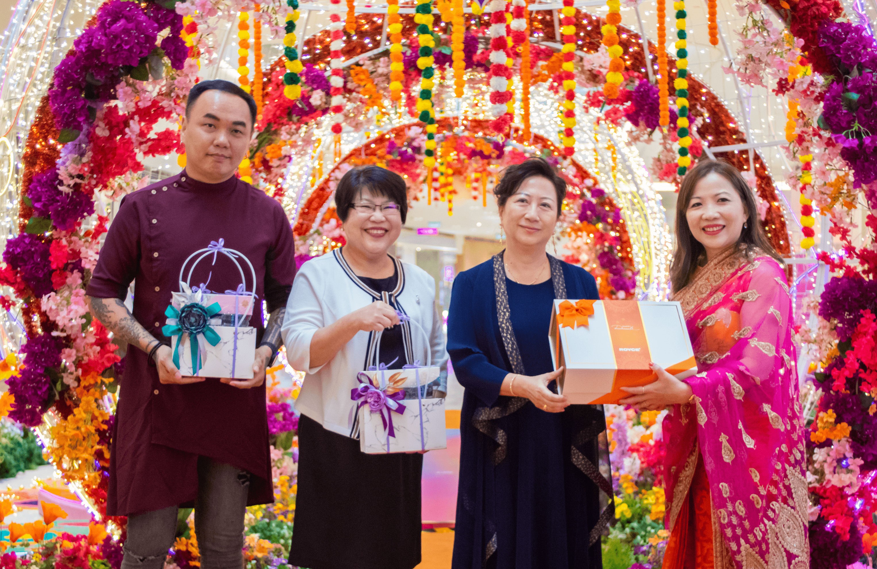 Pavilion Kuala Lumpur marketing director Kung Suan Ai (right) presents a souvenir to UCSI College Board of Governors chairperson Datin Lily Ng (second from right), accompanied by UCSI College chairperson and CEO Assoc Prof Dr Mabel Tan Hwee Joo (second from left) and UCSI University Institute of Creative Arts and Design event coordinator Asst Prof Ts Lucas Lim Boon Leong (left) during the unveiling ceremony.