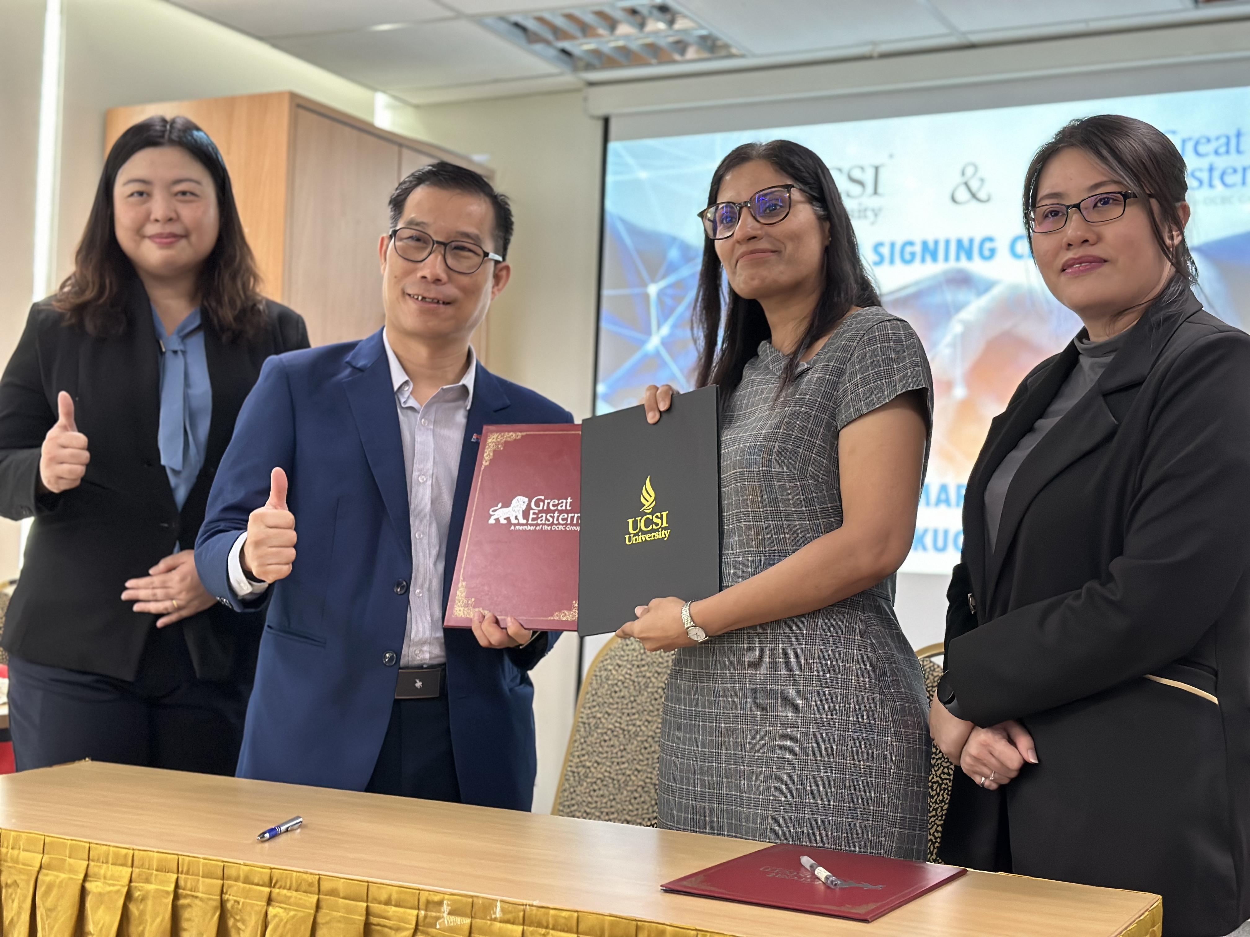 Group photo after signing of MOU. (From left to right) Ms Yvonne Chan Li Chin, Recruitment Specialist of GELM, Mr Lau Kok Hin, Head of National Agency Sales of GELM, Mdm Mukvinder Sandhu, Pro Vice-Chancellor of UCSI University Sarawak Campus, Mdm Alexa Lo
