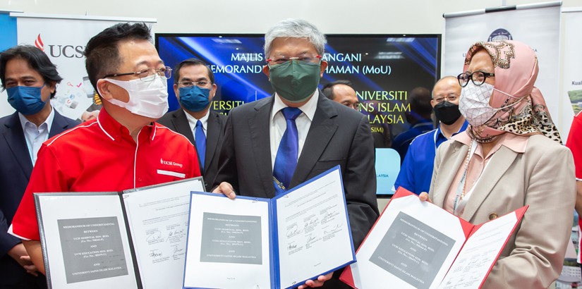 Exchange of MoU between Dato Peter Ng, UCSI Group, Founder and Executive Chairman; Professor Datuk Ir Ts Dr Siti Hamisah binti Tapsir, Vice-Chancell