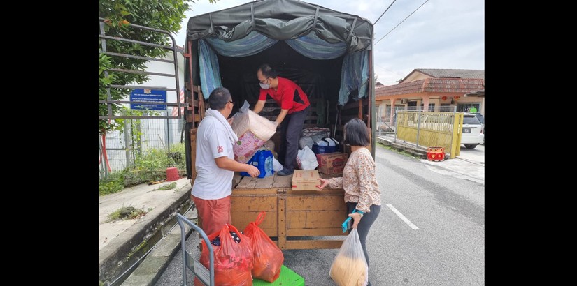 UCSI staff and students raised over RM20,000 to assist flood victims in the Klang Valley