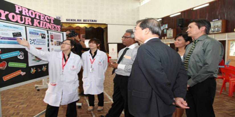  HANDS-ON EXPERIENCE (Clockwise from left): Two UCSI University pharmacy students in the midst of giving a briefing on kidney care to chairman of High School Muar's Parent-Teacher Association Dr Mohd Ali bin Salleh, dean of the University's Faculty of Pha