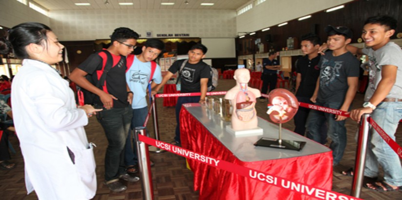  HANDS-ON EXPERIENCE (From left): A UCSI University pharmacy student in the midst of giving a briefing on kidney care to visitors during the 12th Annual Public Health Campaign.