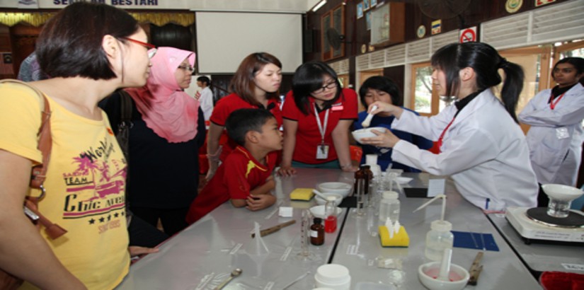  HANDS-ON EXPERIENCE (From right): Two UCSI University pharmacy students in the midst of conducting a demonstration for visitors during the 12th Annual Public Health Campaign.