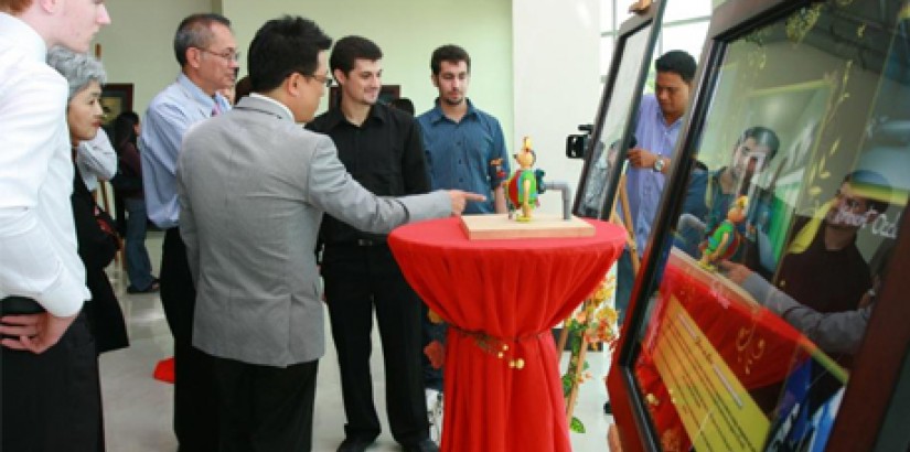 UCSI Group President, Dato’ Peter Ng (third from left) admiring the work of Usaid Ghassen Yassen, a final year student at the School of Design