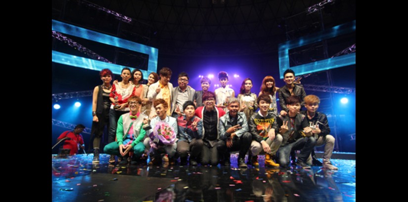  GROUP PORTRAIT: UCSI graduate Quek Shio Yee (second row, second from right) posing for a group shot with other participating singers after the 8TV Ultimate Song Competition 2013.