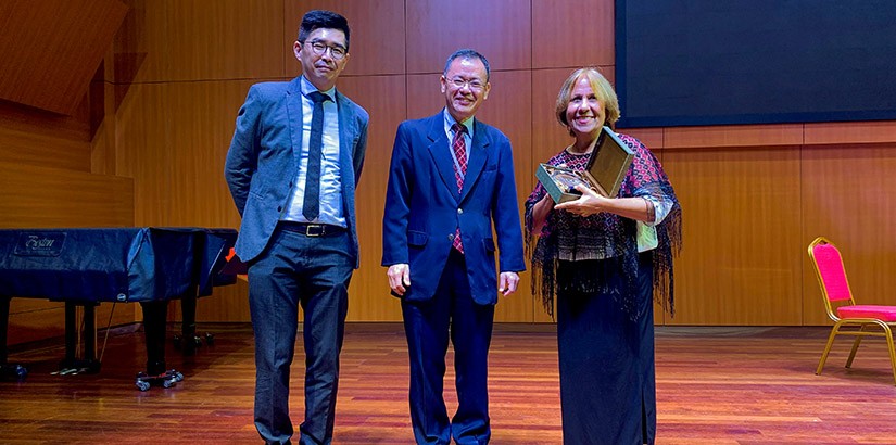 Professor Maria receiving a token of appreciation from Professor Dr P'ng Tean Hwa, Director of Institute of Music (IMus) (middle), and Senior Vice-President, Global Engagement Office (GEO), Willie Tan Moh Leong.