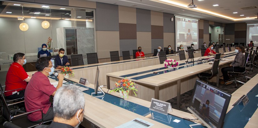 Dato' Peter Ng, Acting Vice-Chancellor and President of UCSI University (Left centre) address the guest of honour.