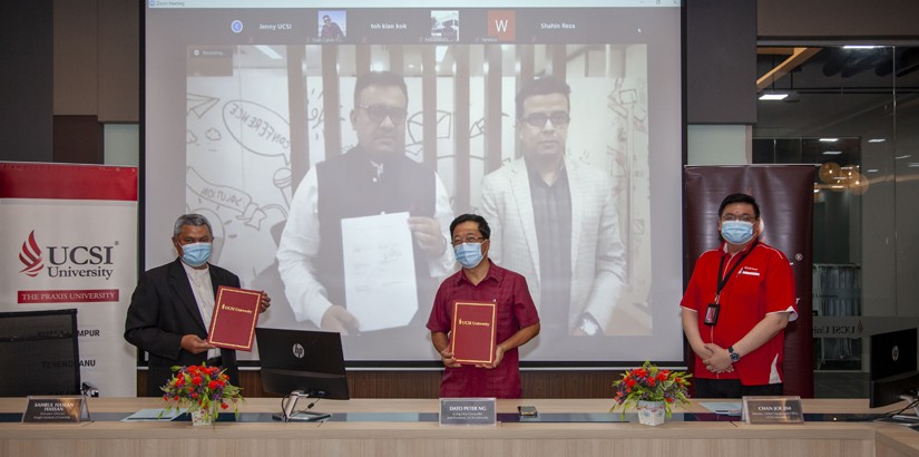The Exchange of the MoA. From left: Mr Sahrul Haslan Hassan, Executive Director of Insight Institute of Learning; Mr Ariful Bari Mojumder, Managing Director of Insight Institute of Learning, Dato Peter Ng, Acting Vice-Chancellor and President of UCSI Univ