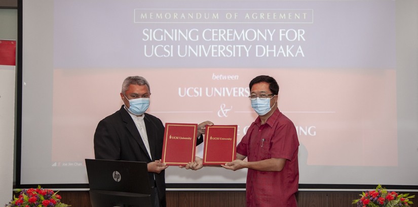 The Exchange of the MoA. From left: Mr Sahrul Haslan Hassan, Executive Director of Insight Institute of Learning and Dato Peter Ng, Acting Vice-Chancellor and President of UCSI University