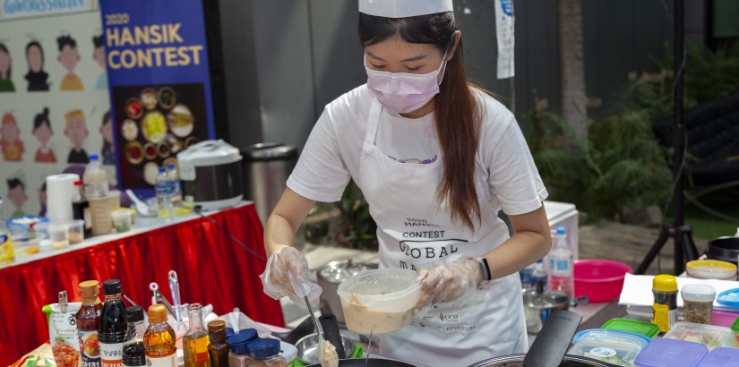 First prize winner, Chia Yen Koh preparing her dish during the competition