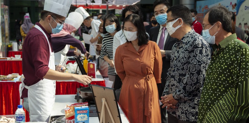 (from right to left) His Excellency Lee Chi-Beom accompanied by Dato’ Peter Ng, Mr Joo Joong Chul and Madam Ha Seong Hee visiting one of the finalists’ station during the 2020 Hansik Cooking Contest <Global Taste of Korea>. 