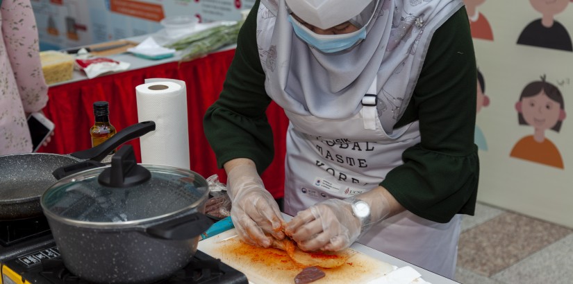 One of the finalists preparing her dishes during the 2020 Hansik Cooking Contest <Global Taste of Korea>. 