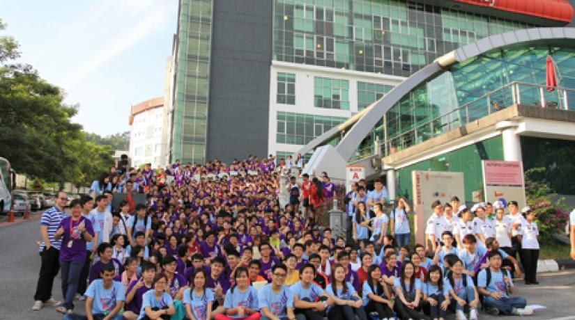  STRONG: Participates of the ABC Run in purple and red t-shirts with the organising committee members in blue t-shirts.