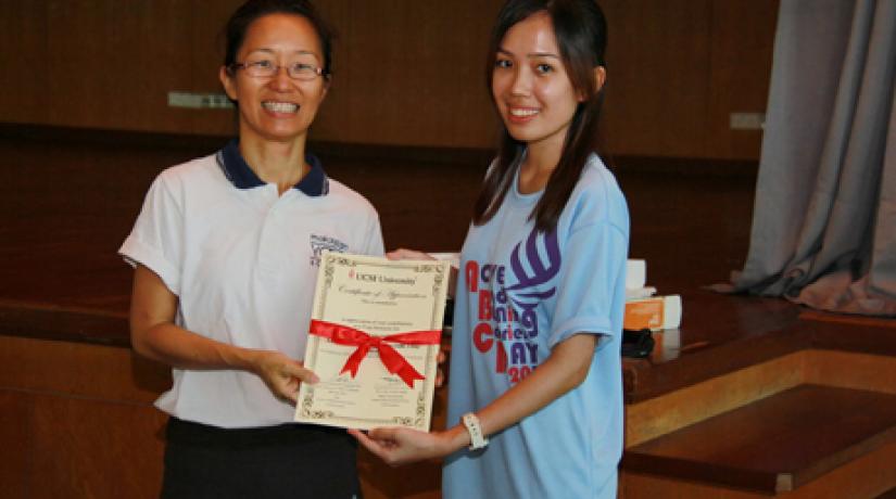  TEAMWORK: Cheong giving a token of appreciation to a volunteer yoga trainer from the Malaysian Yoga Society.
