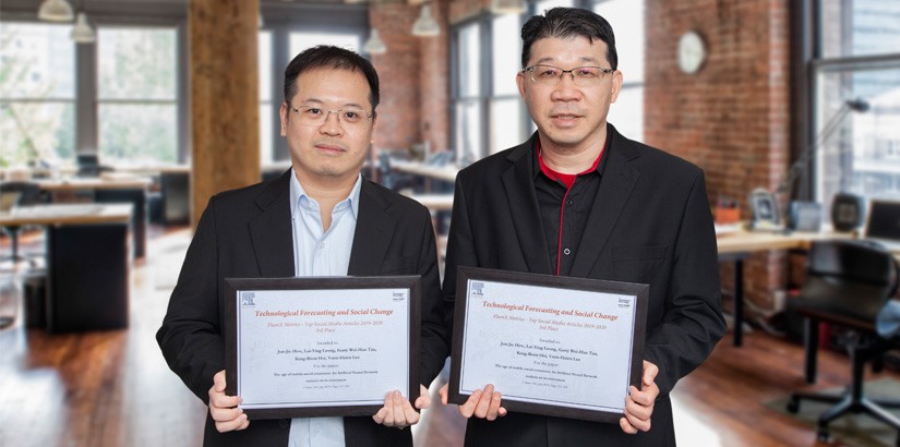 (l to r) Dr Garry and Professor Ooi make their mark in the field.