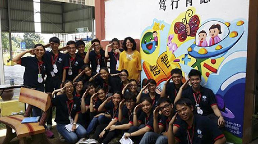 FOR THE STUDENTS: UCSI students under the MAD project with the principal of SJK (C) Peng Ming (in yellow). FOR THE STUDENTS: UCSI students under the MAD project with the principal of SJK (C) Peng Ming (in yellow).