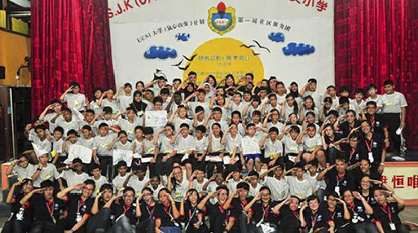  FRIENDS: UCSI student volunteers (in black) with their ‘adopted’ siblings from SJK (C) Peng Ming.