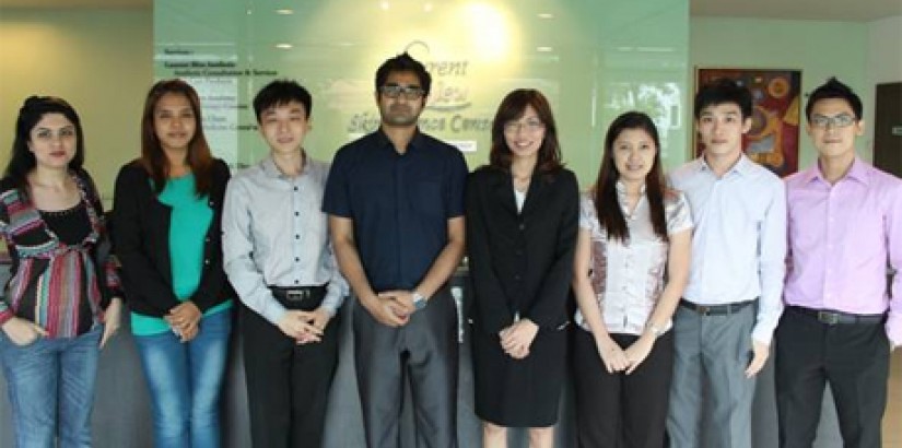 GROUP PORTRAIT: The participants posing for the camera with research coordinator Dr Navedur Rehman (fourth from left) and LB’s consultant dermatologist Dr Irene Lee (fifth from left) at the end of the hands-on session.