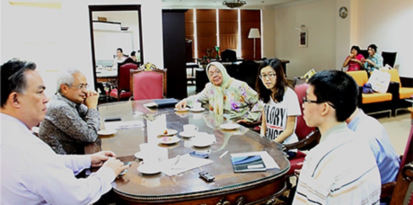  FUTURE PLANS (Top left): UCSI’s vice-chancellor Senior Professor Dato’ Dr Khalid Yusoff and academics in engaging discussions with top scorers in the GCE A-Level January 2014 exam during the exclusive tea session.