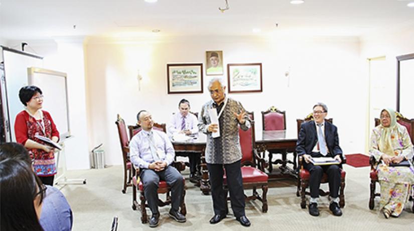  A JOB WELL DONE (Middle): UCSI’s vice-chancellor Senior Professor Dato’ Dr Khalid Yusoff addressing the University’s A-Level top scorers during the exclusive tea session.