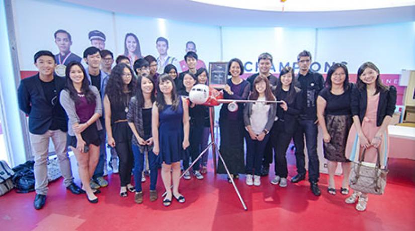 ALL SMILES: AirAsia Berhad CEO and executive director Aireen Omar (seventh from right) posing for a group shot with U-SchoS president Suzanne Ling Sook Shian (fourth from right), UCSI University Trust head Shannen Choi (second from right) and other UCSI 