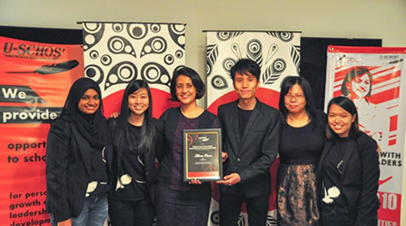  INSPIRATIONAL: AirAsia Berhad CEO and executive director Aireen Omar (third from left) with organising chairperson Bernard Chin Kai Yang (third from right), UCSI University Trust head Shannen Choi (second from right) and.UCSI students after receiving the