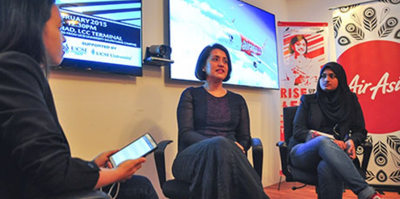  AirAsia Berhad CEO and executive director Aireen Omar was interviewed by UCSI scholars Fadzilah Binti Najumudeen (right) and Angeline Chong (left), sharing her views on leadership.
