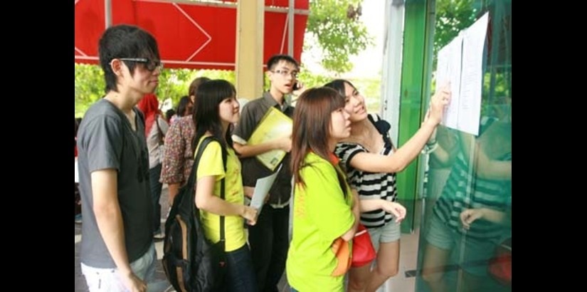  Anxious students check their results.