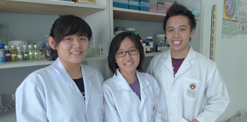 Succesful scholarship recipients from A-Level programme of UCSI University. (From left to right) Angela Lim Wern Huey, Tiong Nee and Felix Wong