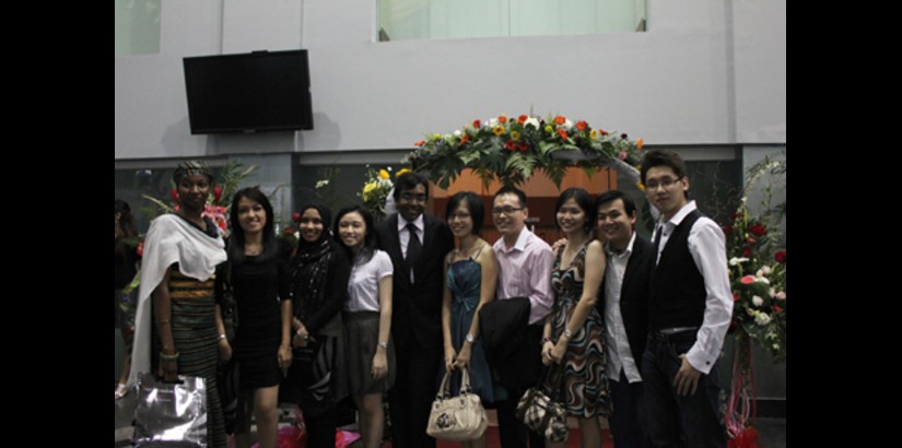 A group photo of the past graduates of the Faculty of Applied Sciences who attended the Alumni Homecoming Dinner