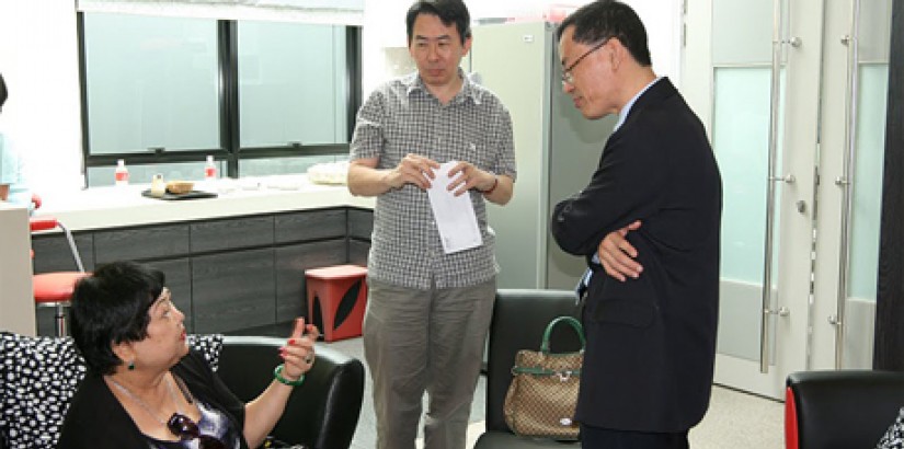 Talent Maker Director and Principal Lai Mei Kuen speaks with Rumah Kesayangan President Philip Chang (centre) and UCSI University Associate Professor Dr P’ng Tean Hwa, Associate Dean of the School of Music before the cheque hand-over ceremony.