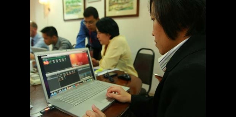  A lecturer uses an Apple software to trim her podcast video.