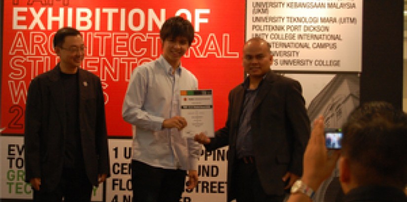 School of Architecture student, Engeland Apostol receiving the Best Student award from Persatuan Arkitek Malaysia