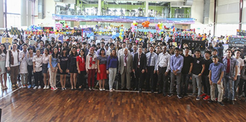  GROUP PHOTO: UCSI Vice-Chancellor and President, Senior Professor Dato’ Dr Khalid Yusoff (wearing a brown suit, front row, middle) and Katrina Ann Hadi (wearing blue, front row, middle) with UCSI students at the University Life Showcase.
