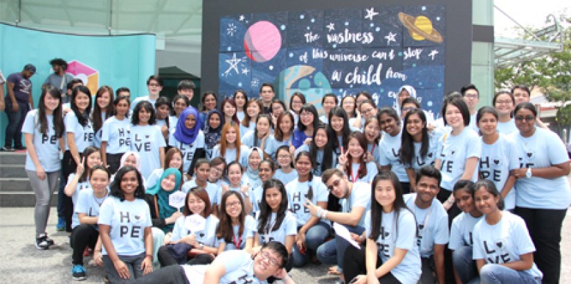  GROUP PHOTO: Dean of the Faculty of Social Sciences and Liberal Arts, Dr Chan Nee Nee (in dark blue) with the students and staff of UCSI’s Psychology programme at the end of the event.