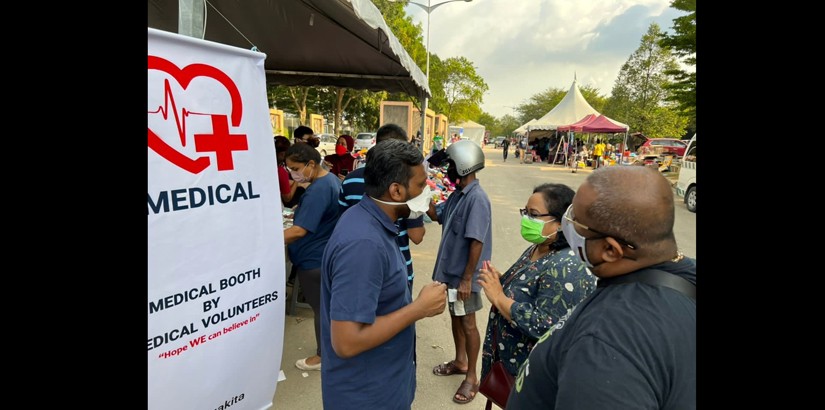 Assoc P Mr.Manoharan the coordinator of Sri Muda Medical Camp by Medical volunteers (left) with Assoc Prof Dr.Mogana ,Dean of the Faculty of Pharmaceutical Sciences (middle) Mr.Krishna Rajagopal, CEO of Akati Security (right)