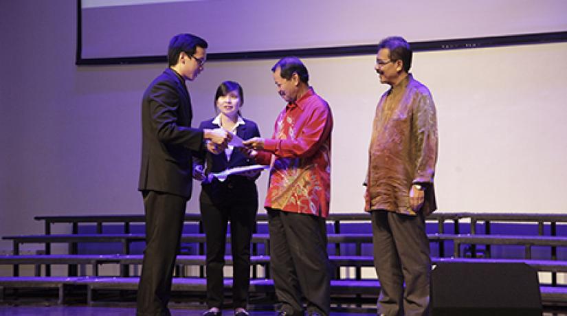  TOP AWARD (From left to right): National athlete Tan Yi Xun receiving the award from University Council chairman Tan Sri Dato’ Seri (Dr) Musa Mohamad accompanied by deputy vice-chancellor (Research & Postgraduate Studies) Prof Datuk Dr Mohamed Nizam Isa.