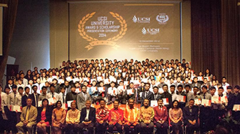 GROUP PORTRAIT: UCSI Group founder and chairman Dato’ Peter Ng (front row, seventh from right) posing for a group shot with all award and scholarship recipients, UCSI’s top management and guests.