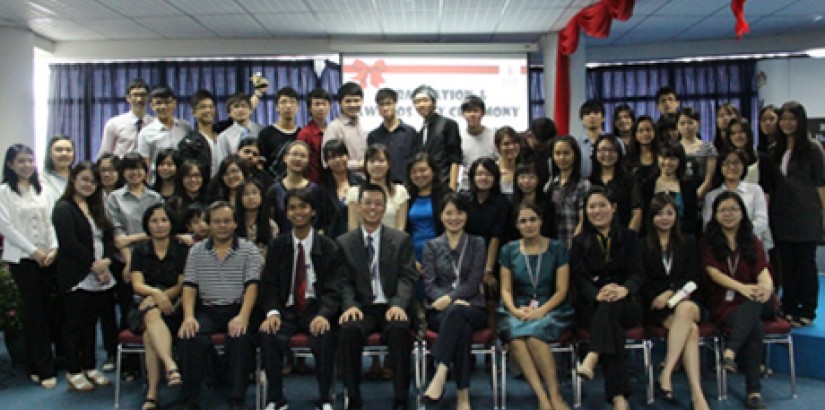  The group photo of students, parents and the lecturers after the Graduation and Awards Day ceremony with Mdm Lu, the Chief Operating Officer of UCSI University (fifth from left) and The CPU Programme Coordinator, Mdm Mukvinder Sandhu (fourth from right).