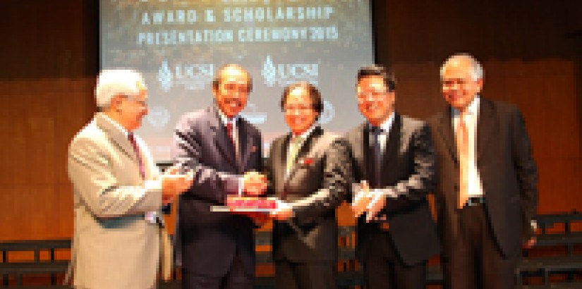 UCSI University Trust Chairman Dato' (Dr) Haji Karim handing Malaysian Qualifications Agency CEO Prof Dato’ Dr Rujhan Mustafa (middle) a token of appreciation. (from left) UCSI Vice-Chancellor and President, Senior Prof Dato’ Dr Khalid Yusoff, UCSI Founde