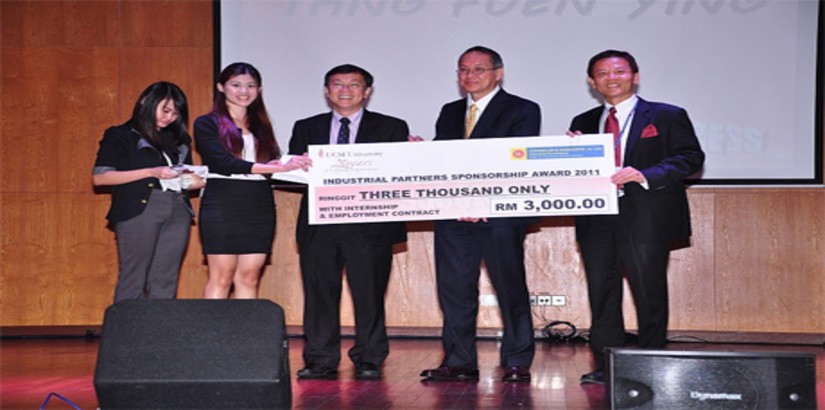  Yang Berhormat Dato’ Dr Hou Kok Chung, Deputy Minister for Higher Education (middle) and UCSI University Vice Chancellor, Dr Robert Bong (second from right) presenting the Industrial Partners Sponsorship Awards to a student during the University's Awards