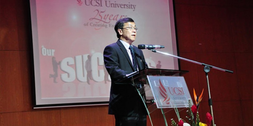 Yang Berhormat Dato’ Dr Hou Kok Chung, Deputy Minister for Higher Education giving his speech during UCSI University's Awards Day