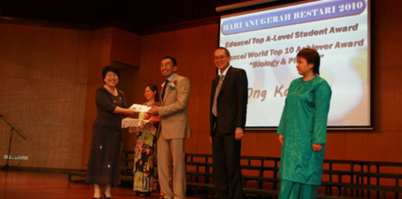 Ms. Mabel Tan, Head of UCSI’s A-Level Academy, receives the Edexcel Top A-Level Student Award on behalf of Ong Kay Rin