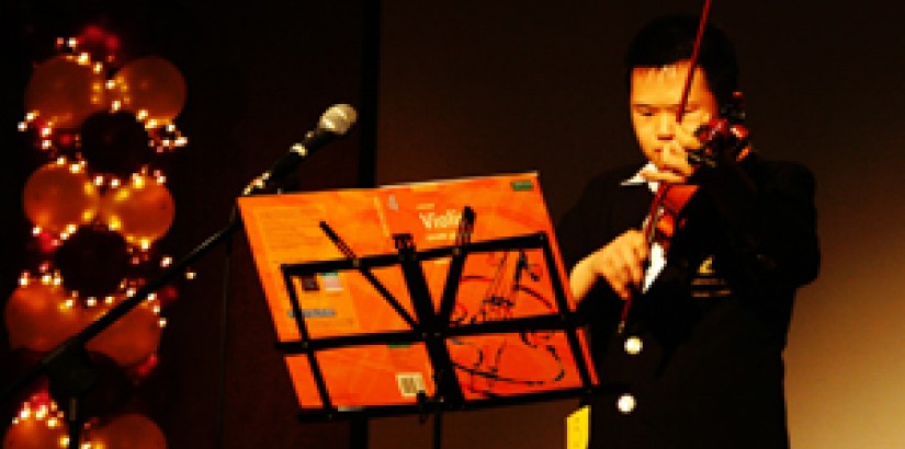 Ho Wai Keen commanding rapt attention from the audience with his violin playing