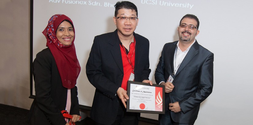 (from left to right) Chit Su Mon and Professor Dr Ooi Keng Boon presenting a certificate of appreciation to Dr Samer Muthana Sarsam.